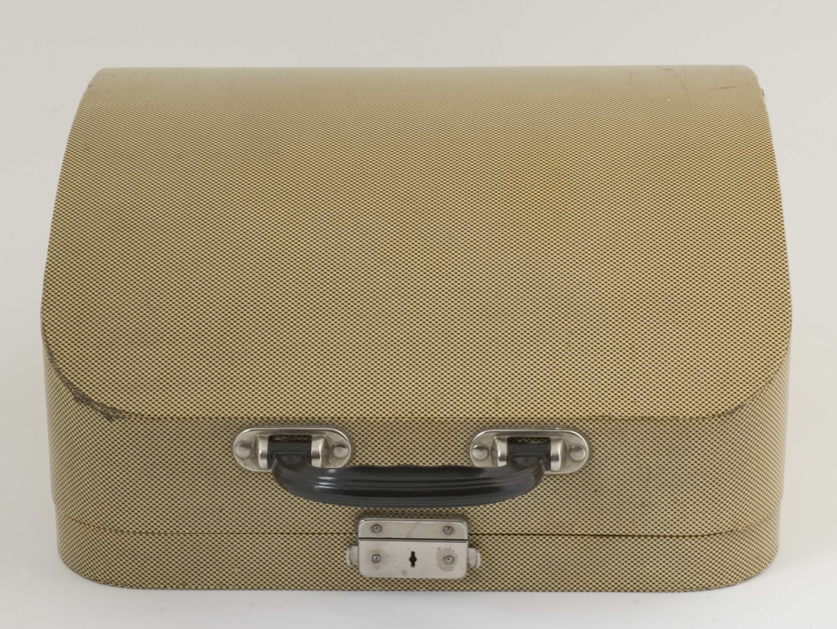 Remington skrivemaskin i koffert med buet lokk og svart håndtak. 