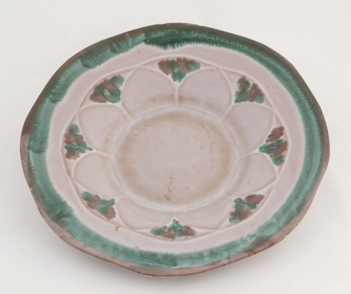 Rundt keramikkfat med grønn og gammelrosa glasur. 