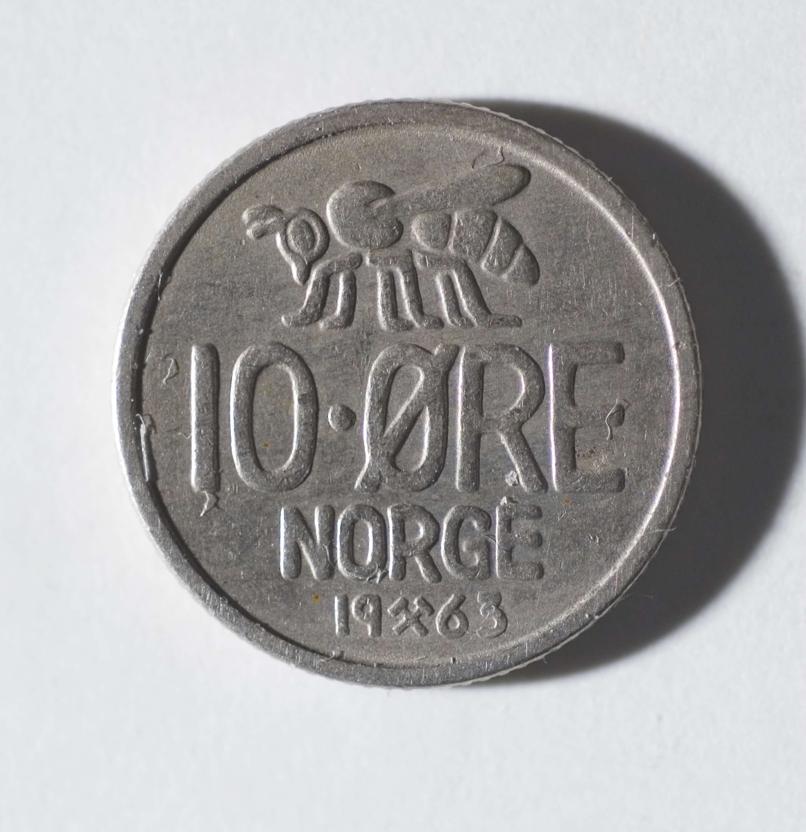 10-øre, datert 1963, med kong Olav den femtes monogram