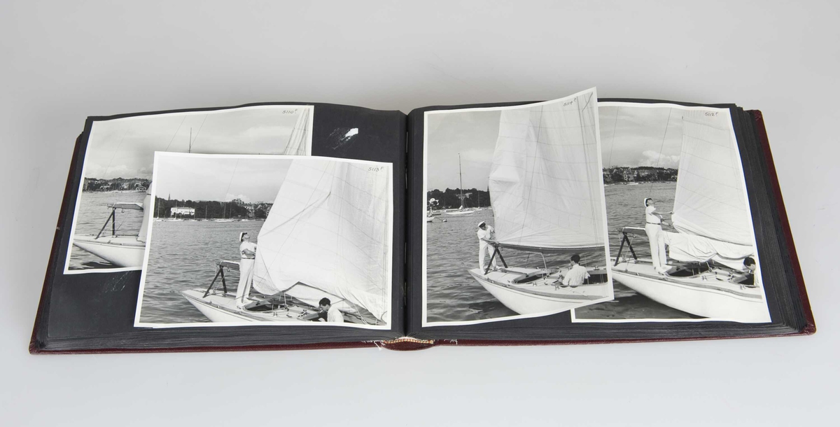 Svart-hvitt fotografier montert i innbundet album med vinrøde permer. Gullfarget innskrift på rygg.