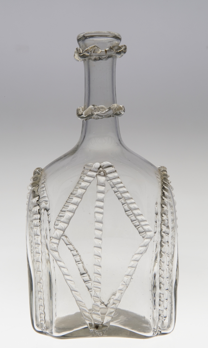 Ziratflaske i form av langhalset, åttekantet flaske med tobølgete ringer kring hals