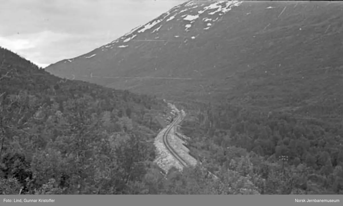 Nordlandsbaneanlegget : linjen sørover, sett fra tunneltaket Storvoll tunnel