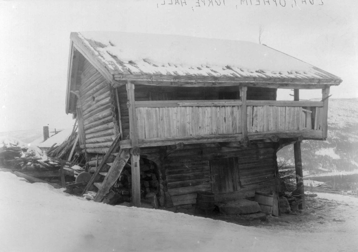 Loft i Opheim ved Torpo og Ål i Hallingdal. Bygningen er fotografert mellom 1911 til 1915.