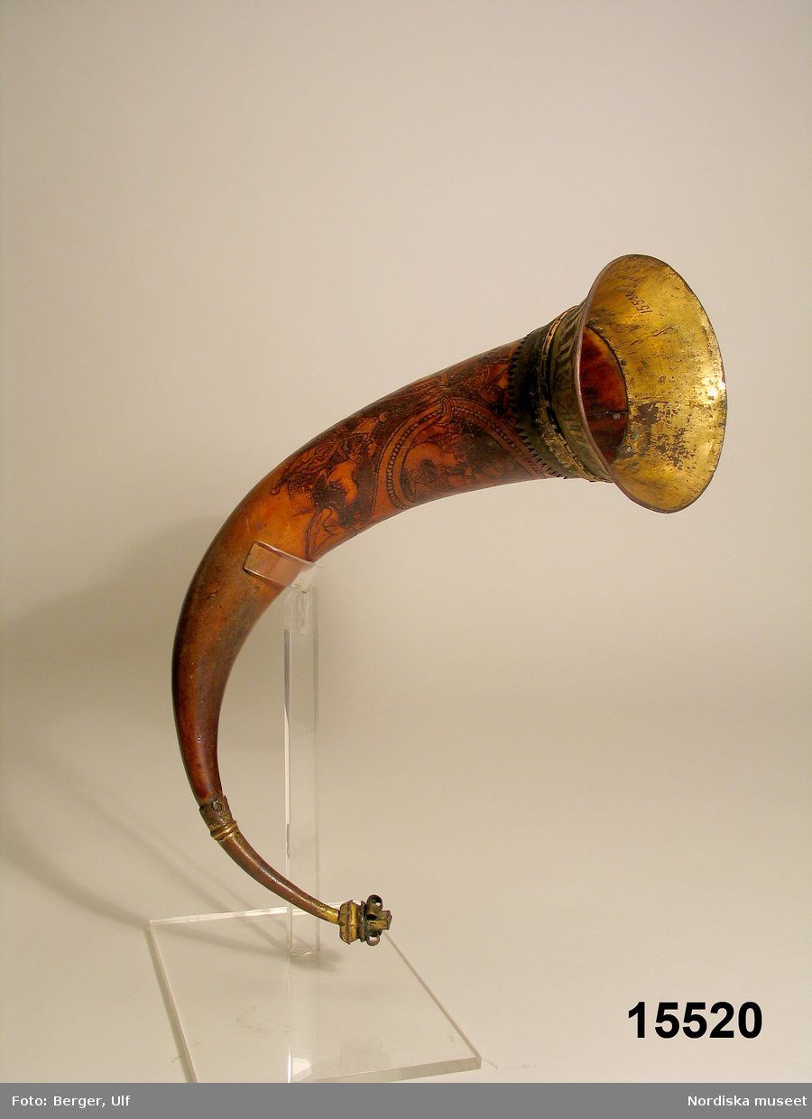 Montertext i Dukade bord: Dryckeshorn, "julehorn", av horn med förgyllda bronsbeslag. På beslaget graverat: "Got unde Maria help". Under beslaget runtecken. 