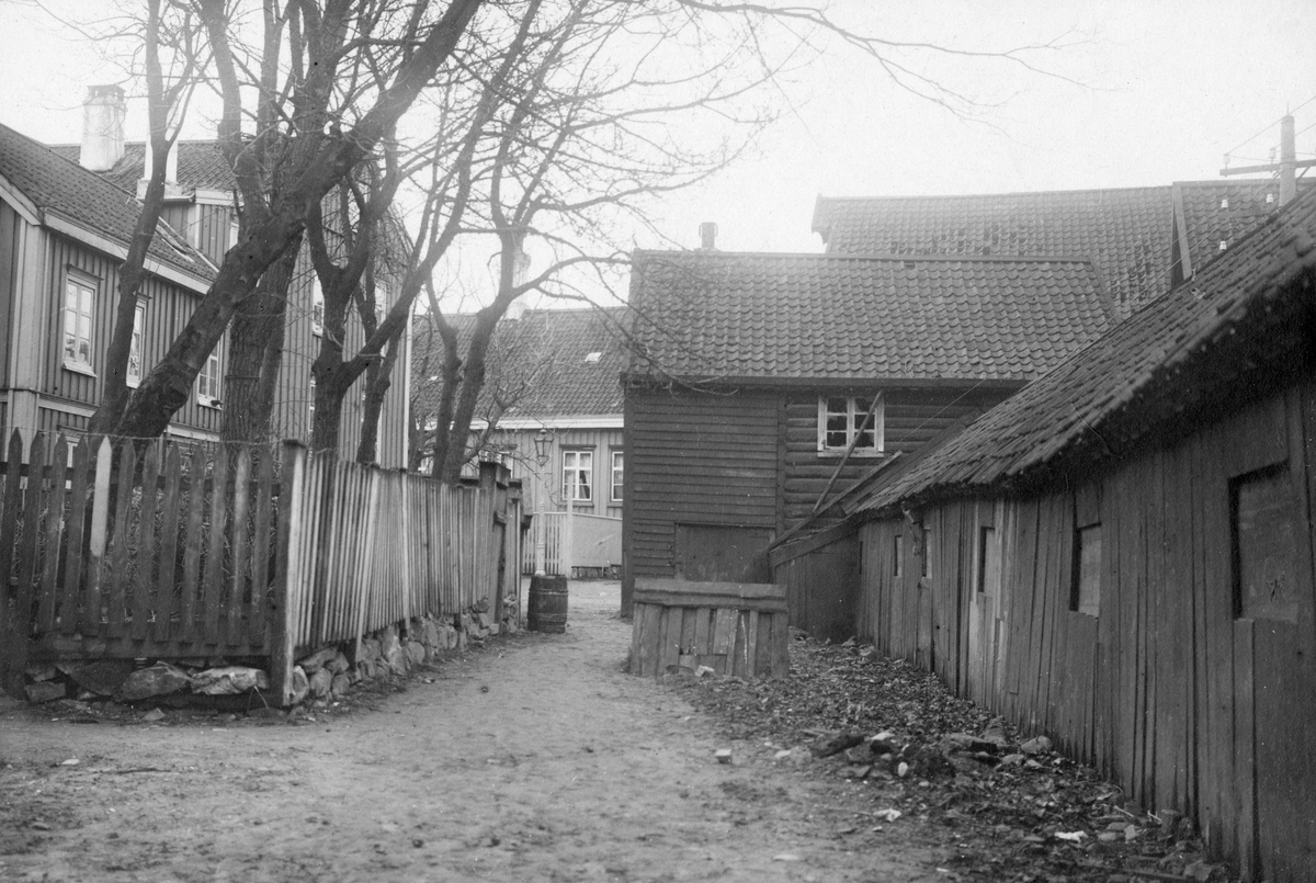 Kjøpmann Astrups gård Kirkelandet i Kristiansund i Møre og Romsdal. "Allanbanen" til høyre, ,  Lunds nr.104.
