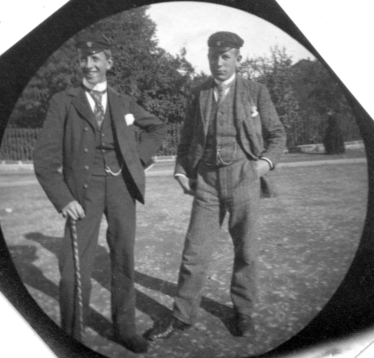 Herman Reimers og Hartvig Nissen med studentluer i park, ant. Oslo. Studenter fra 1892.