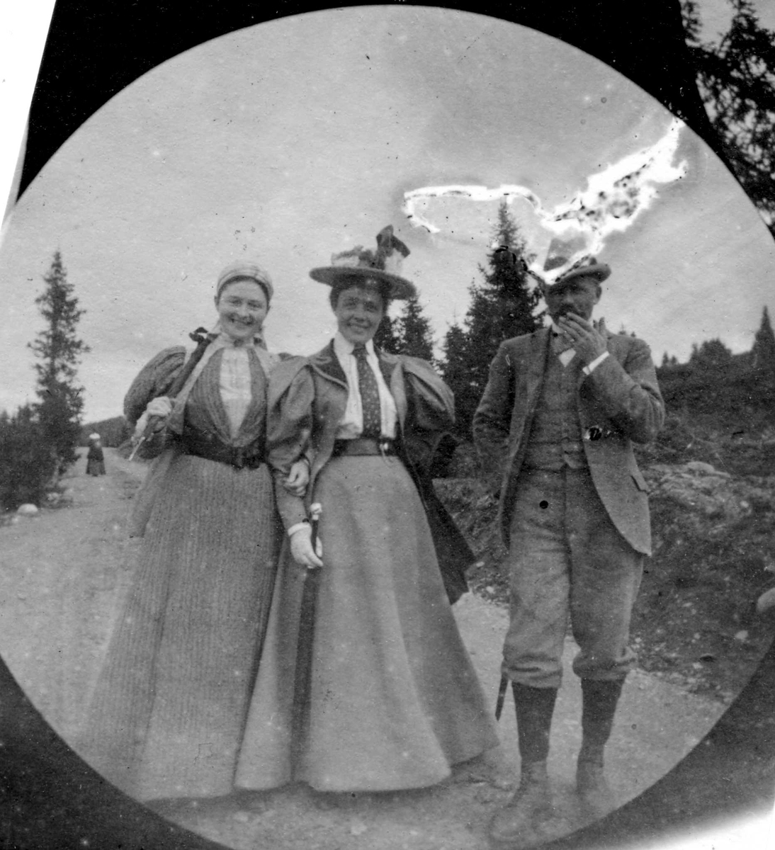 Golå, Sør-Fron, Oppland. Frk. Viborg, senere fru Scott Hansen, hennes søster og Storm på skogsvei.