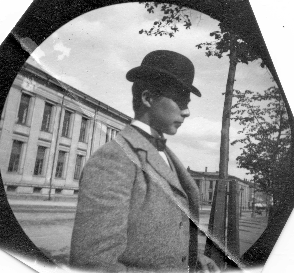 Aage Halvorsen, student fra 1892, på  Karl Johans gate, Oslo, Universitetet i bakgrunnen..