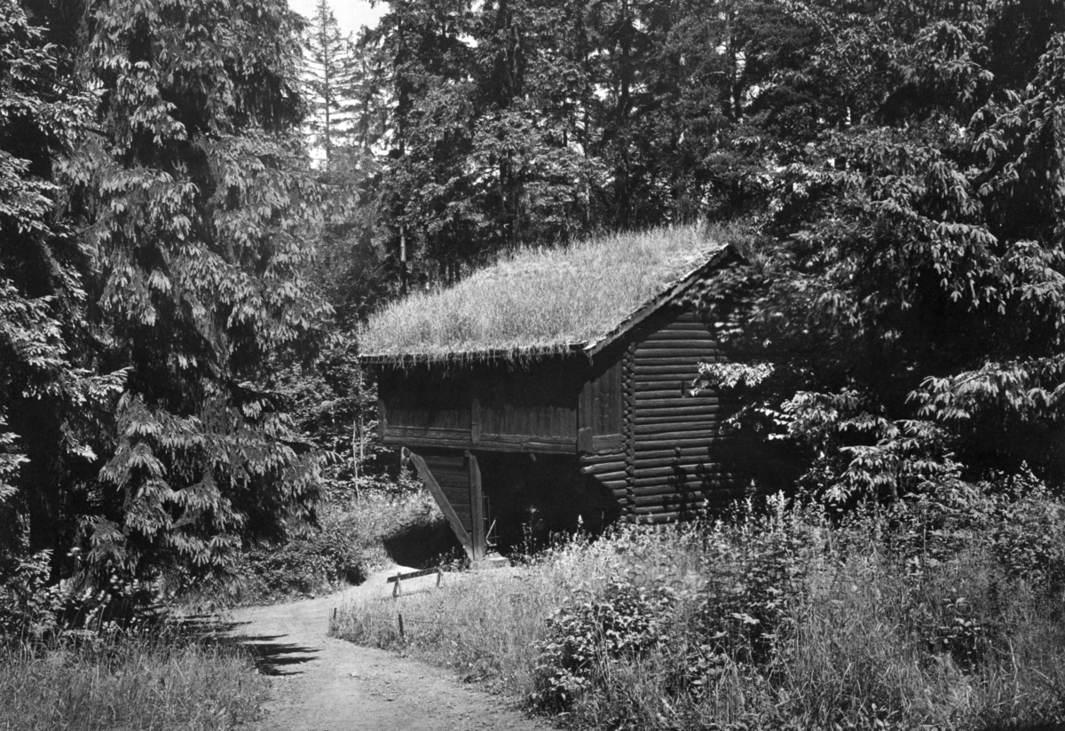 Soveloft fra Rolstad, Sør-Fron, Gudbrandsdalen. Fotografert på Norsk folkemuseum (Kong Oscar IIs samlinger), juli 1925.