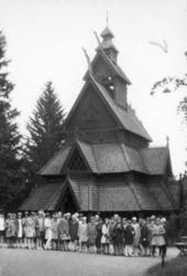 Skolebarn utenfor Stavkirken på Norsk folkemuseum, 1935.