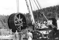 Løfting av polhjul for generator på Grovane stasjon