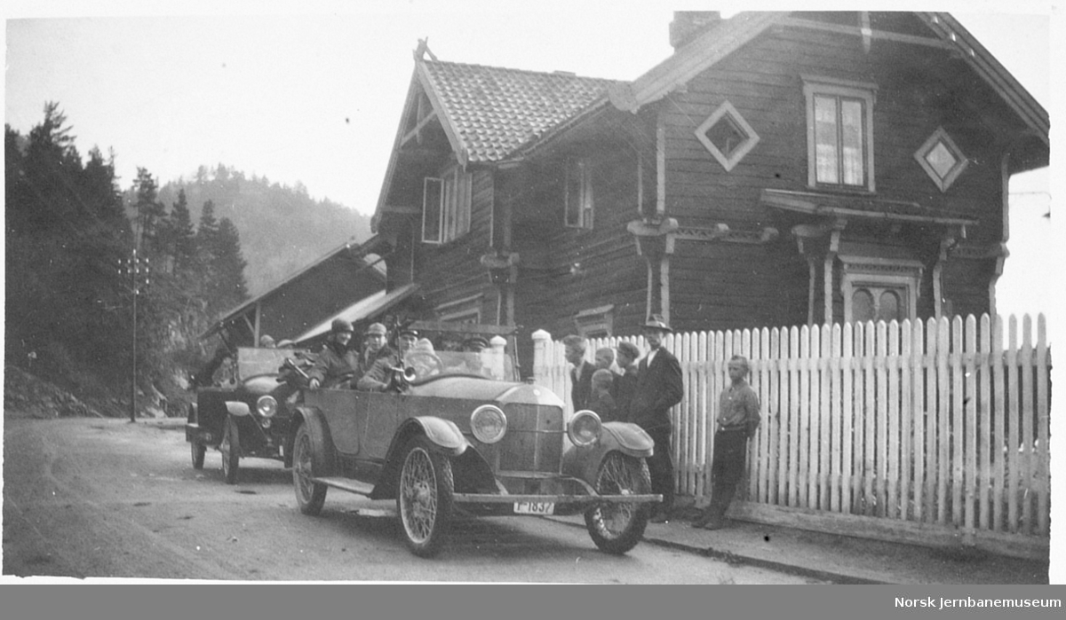 Personbiler foran Hægeland stasjon