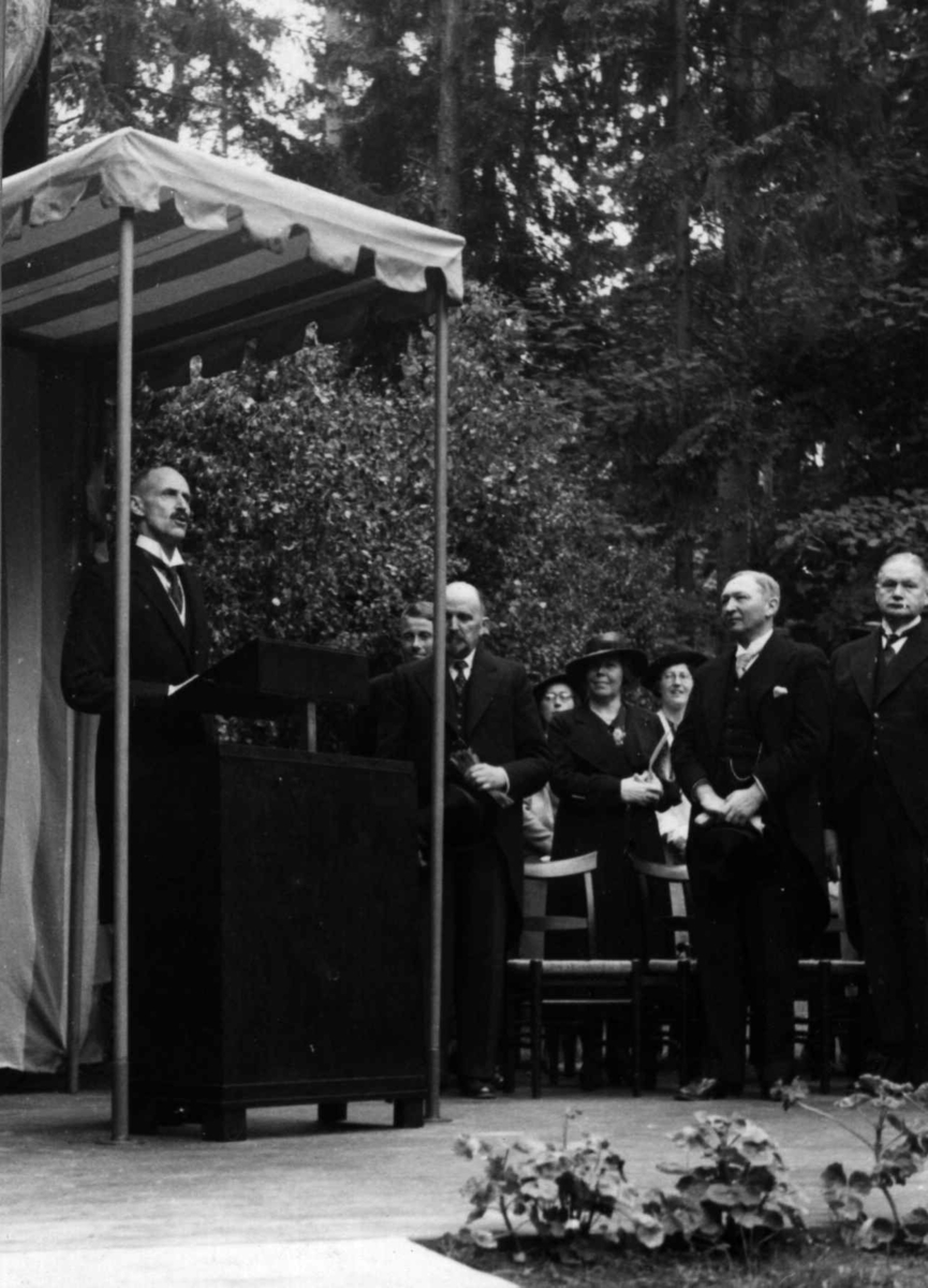 Åpning etter nymontering den 27. juni 1938. Festtaler holdes i Friluftsteateret, NF349.
 Kong Haakon VII taler.