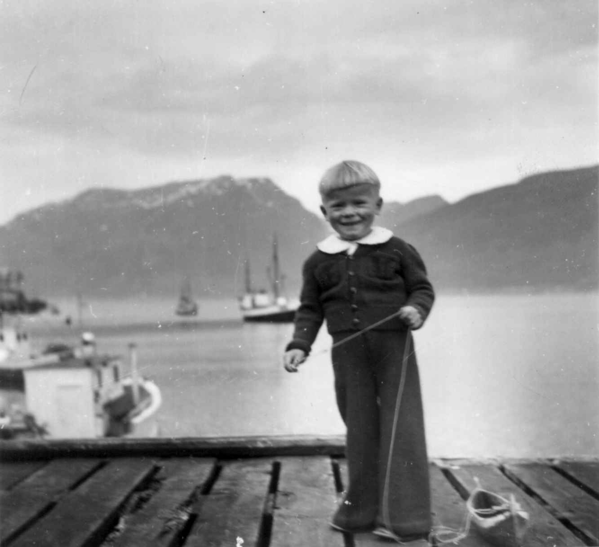 Sønn av Øistein og Margit Andersen. Liten gutt på brygge. Samuelsberg 1955.