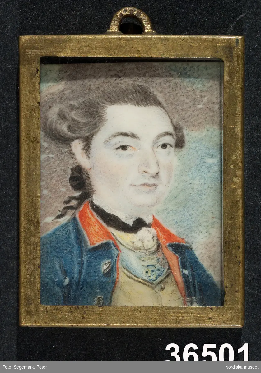 Porträtt av herre i uniform, bröstbild i trekvartsprofil.