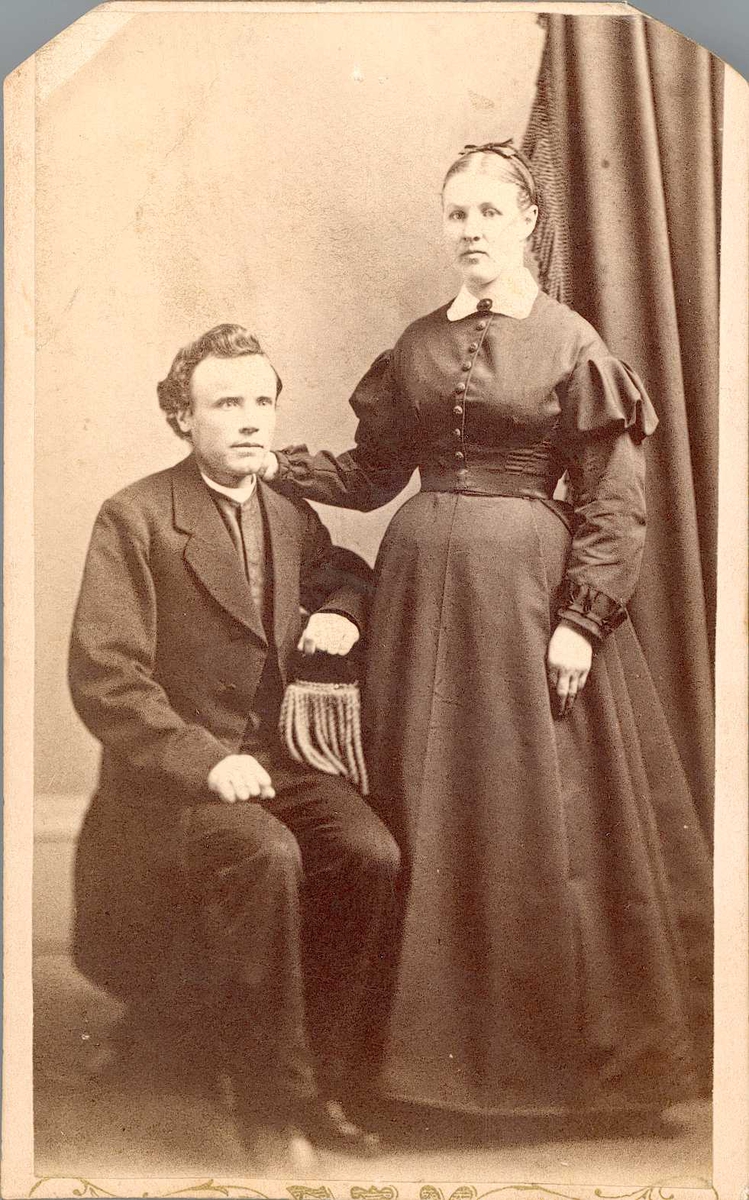 Visittkort. Norsk-amerikanere. Mann og kvinne i fotografens studio.