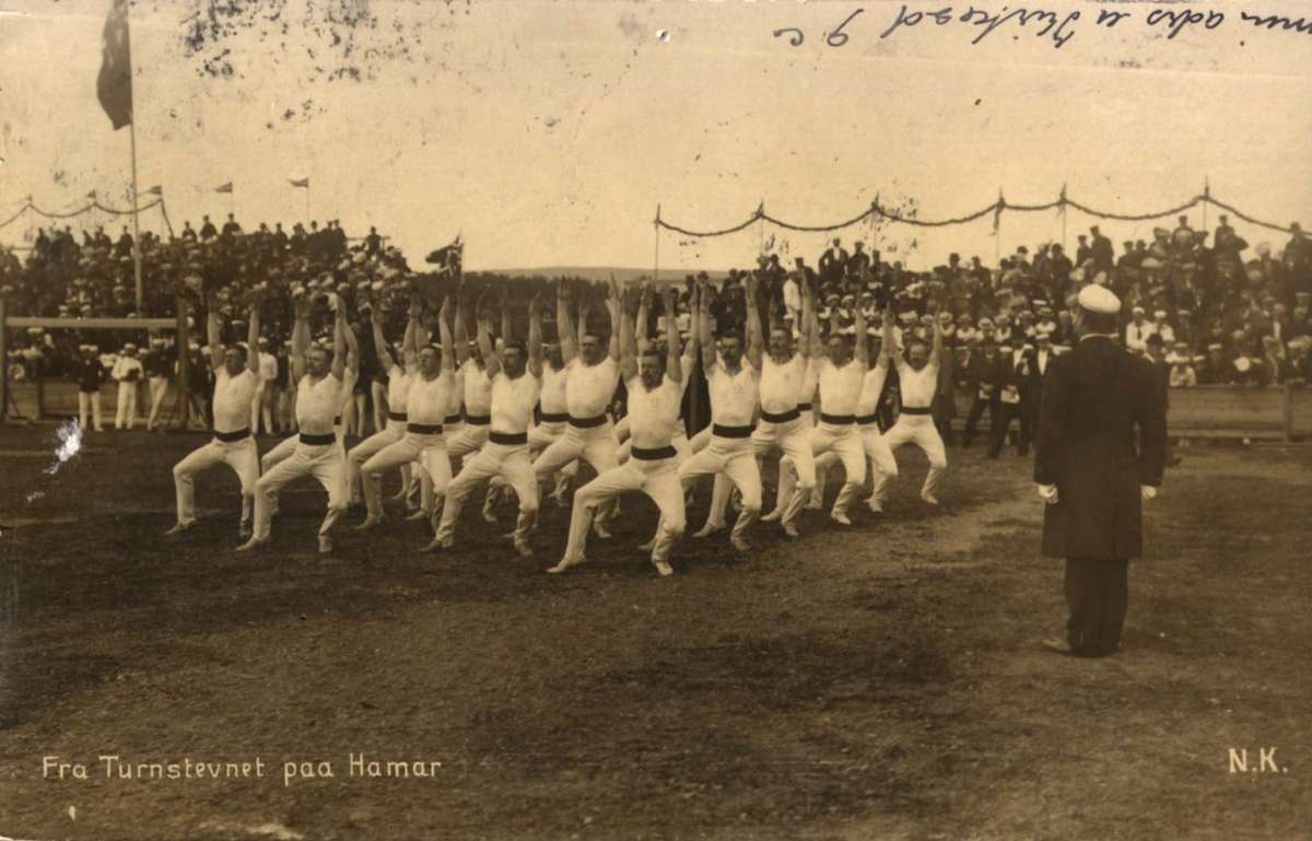 Postkort. Menn som turner. Tekst på kortet "Fra turnstevnet paa Hamar". Stemplet 04.06.1907.