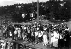 Hvitsten -  Vestby, Akershus 1924. Oversiktsbilde. Festkledd