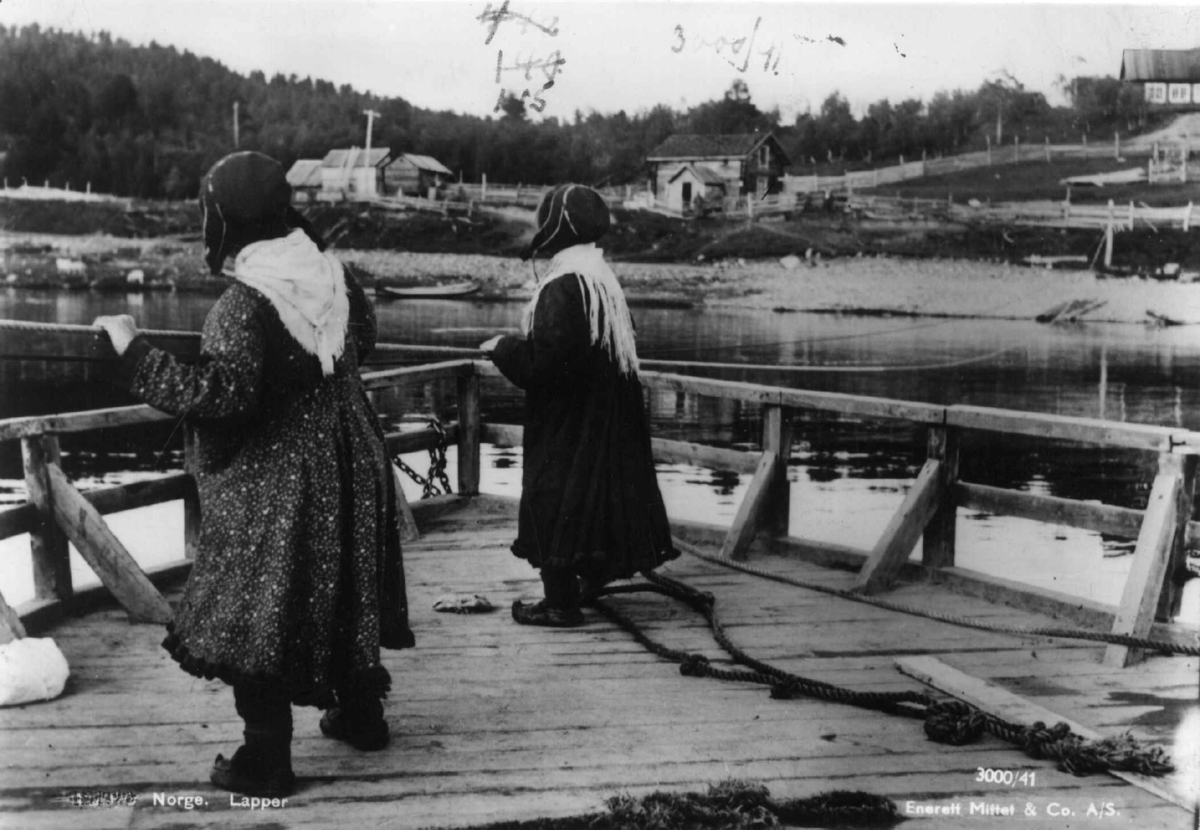 To samekvinner på ferge over elven. Karasjok.