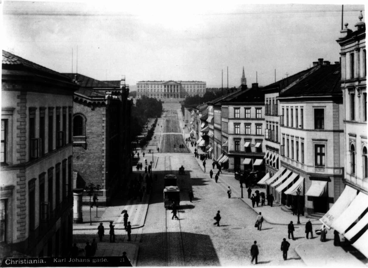 Karl Johans gate, Oslo ant. 1880-årene. Gatebilde fra Egertorget og Stortinget mot Slottet.