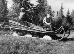 Pava Rimpi og sønn ved en slede av finsk type. Ålloluokta 19