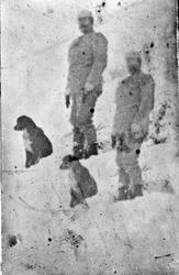 Mann med hund (dobbelteksponering) i vinterlandskap, Fyresda