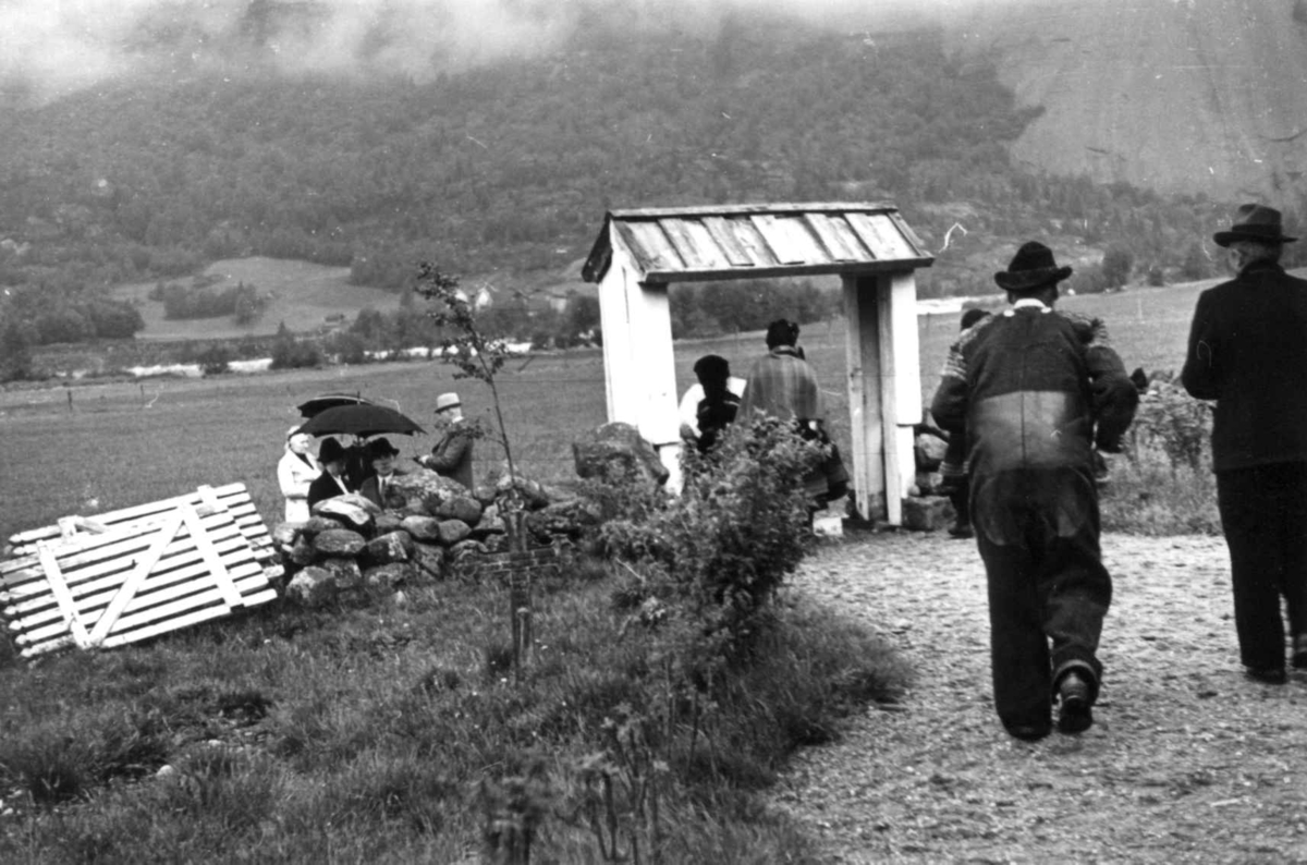 Valle Setesdal Aust Agder 1939 Mannsdrakt Folk Går Fra Kirken En