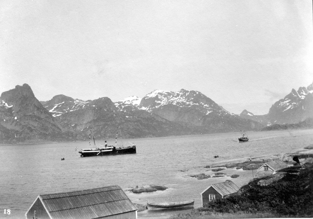 Raftsund. Fjord med dampbåter, robåter, hus, rorbuer og fjell med snøflekker.