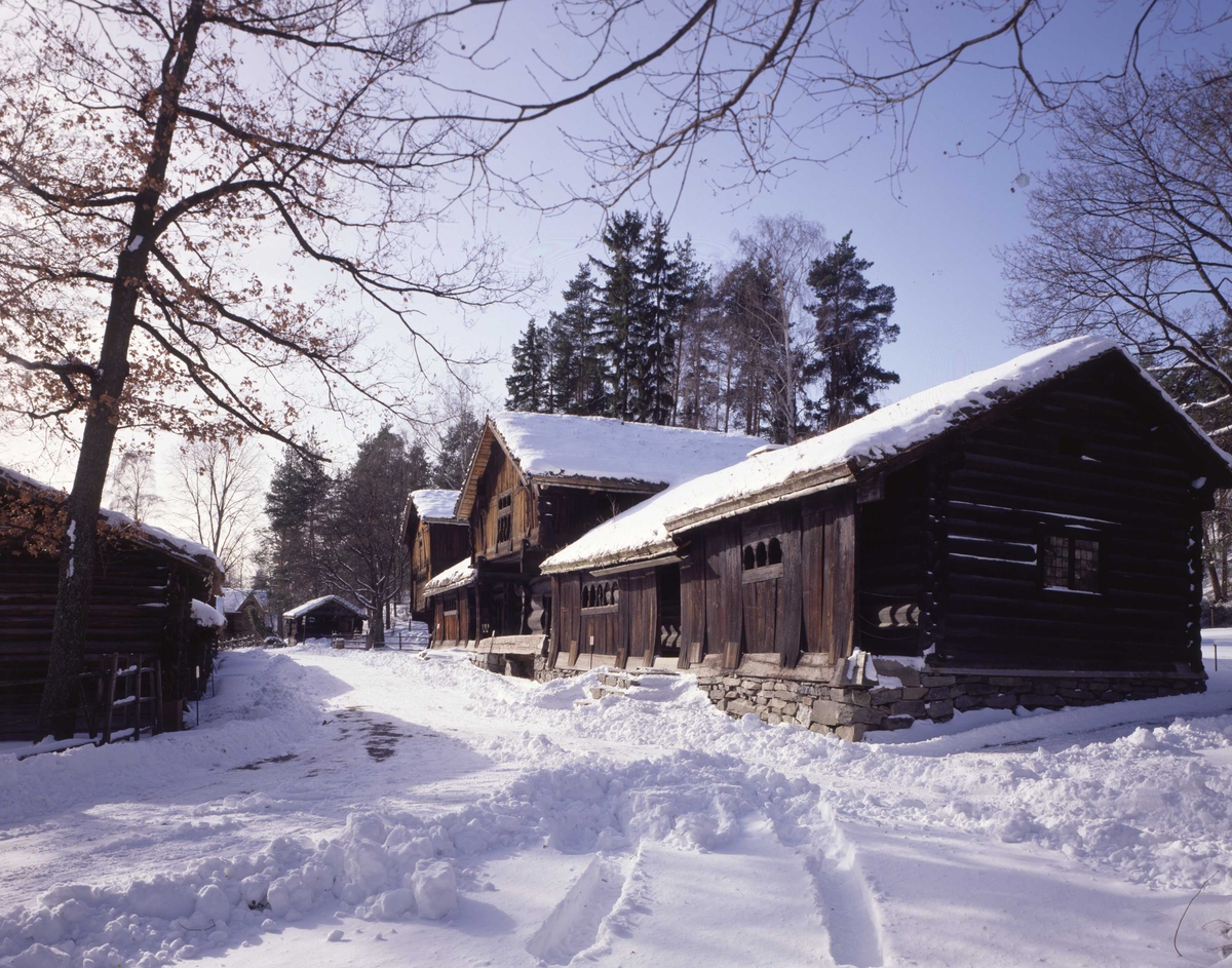 Oversiktsbilde over Setesdalstunet på Norsk Folkemuseum en vinterdag.