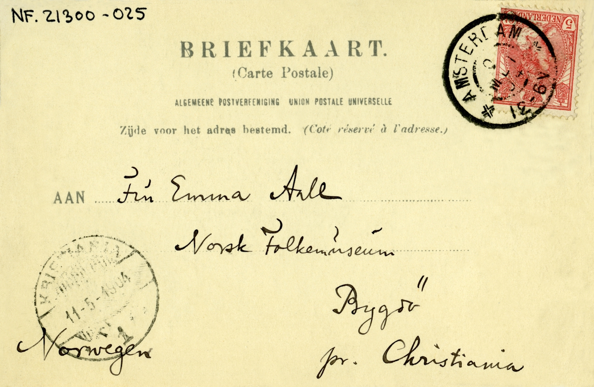 Postkort, Hilsen. Fotografisk motiv. Interiør. Fra Binnenkammer op het Eiland Marken, Nederland. Museumsgjenstander.  Stemplet 11.05.1904.