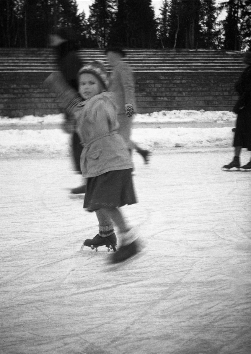 Guri Arentz går på skøyter på skøytebanen på Bygdøy. Fotografert 1934.