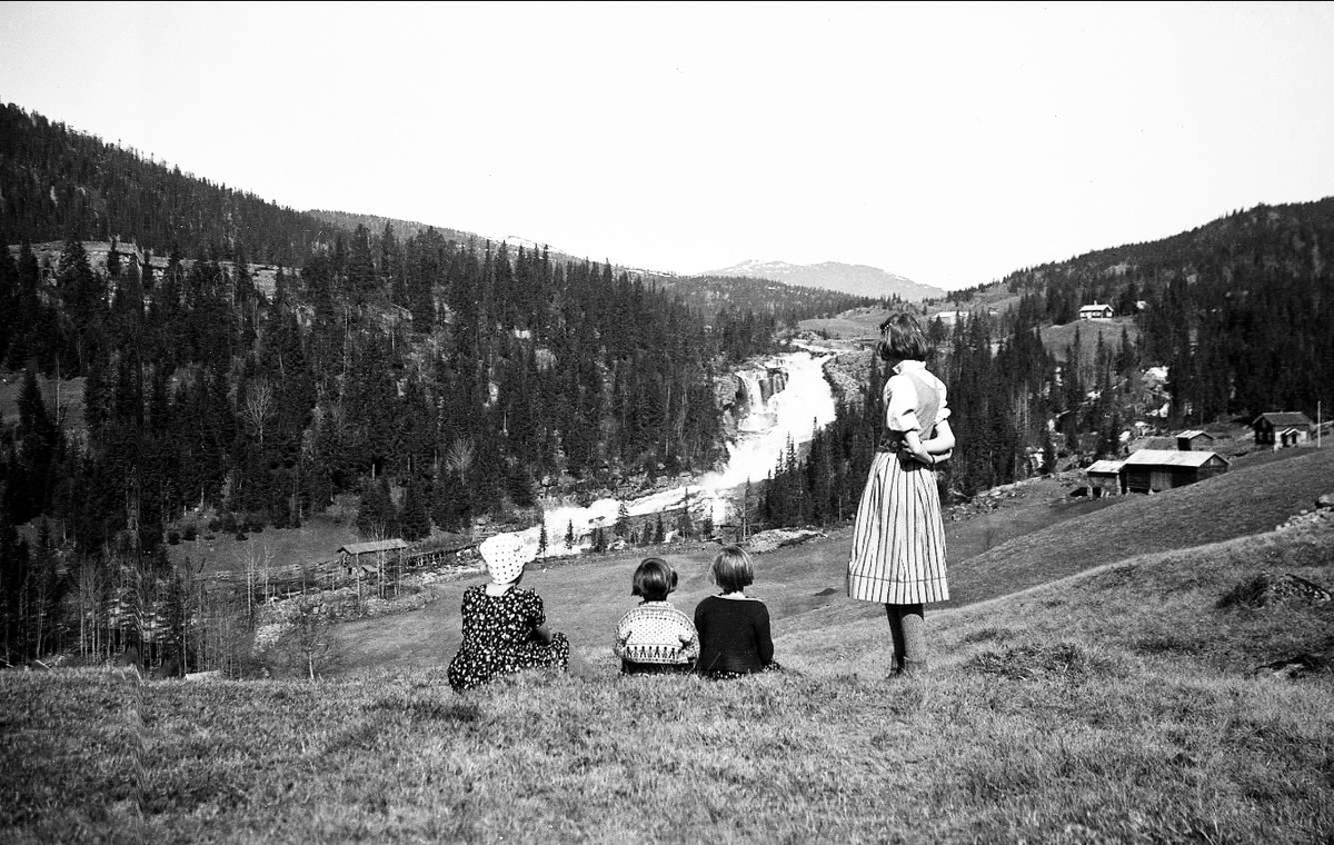 Ligardsfossen, Eggedal 1940. Fire jenter ser mot fossen.
Antakelig er det døtrene Arentz med en venninne.