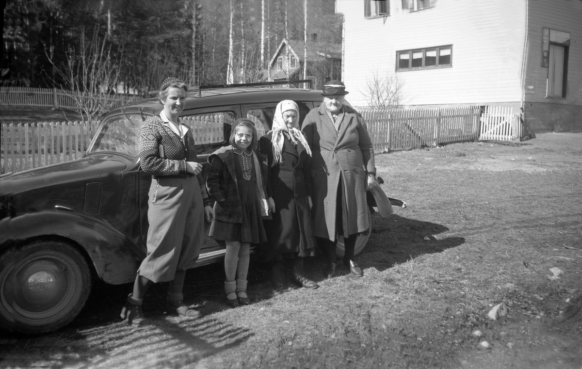 På vei til kirken står Dordi og Kari Arentz sammen med Berit Åsland og Johanne foran en bil. Fotografert påsken 1946.