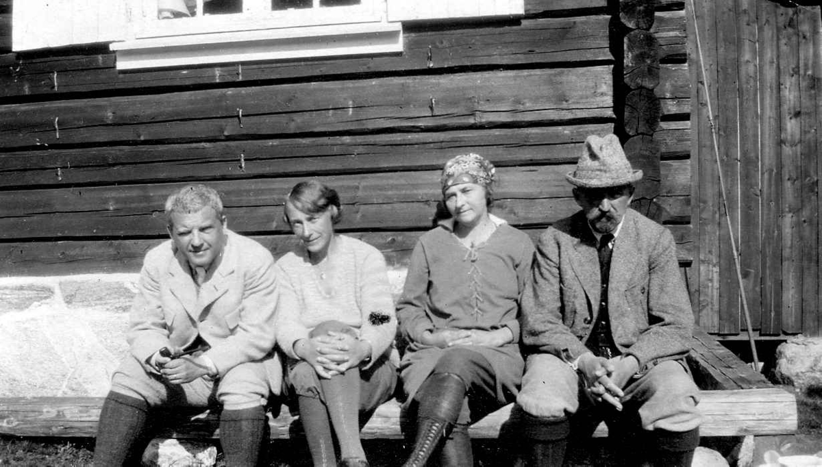 Hans Aall med venner på Breskebekk, 1924