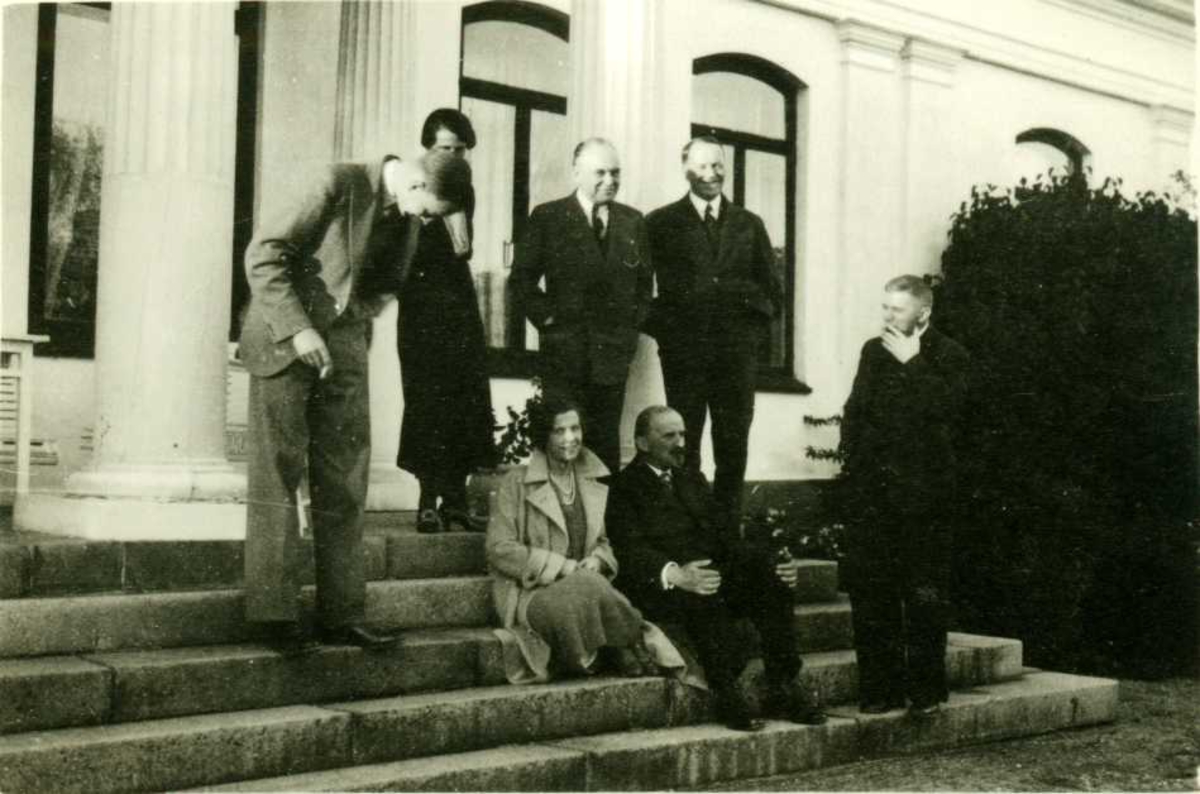 Hans Aall med venner på trappen til Ulefoss hovedgård, høsten 1934.