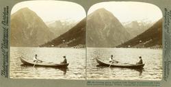 Stereoskopi. Mann og kvinne i robåt på Esefjorden ved Tjugum