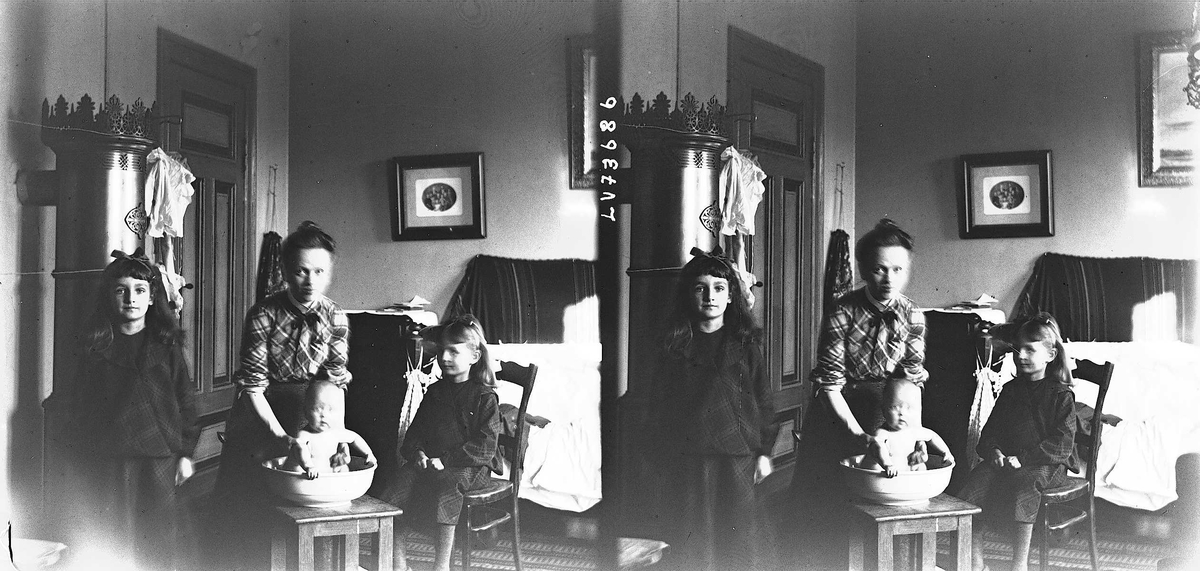 Interiør, Munkedamsveien 3, Oslo, 1903. Familie, mor Margrethe Quinsgaard  Wiborg med barn, spedbarn blir badet i balje. 