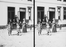 Gruppefoto foran våningshuset på Nedre Digerud, Frogn, Akers
