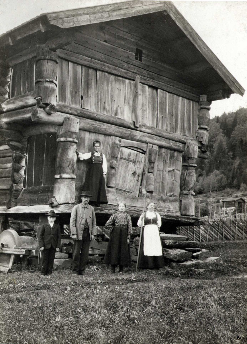 Stabbur, Nordre Mårem, Tinn, Telemark. Gruppe av voksne og barn i forgrunnen. Fotografert 1912.