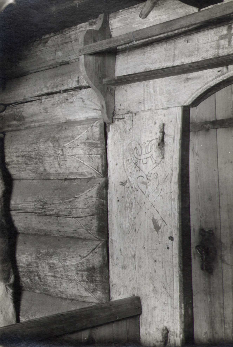 Detaljer av øvre dør på loft, Gåstjønn, Tokke, Telemark.