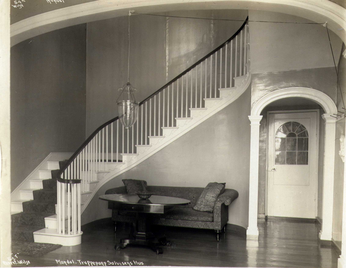 Interiør med trapp, Andorsengården, Mandal, Vest-Agder. Fotografert 1912. Konsul Salvesens villa.