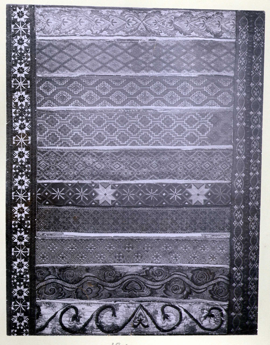 Broderi på skjortekraver, Telemark. Fra tekstilutstilling 1892, Vestlandske Kunstindustrimuseum.