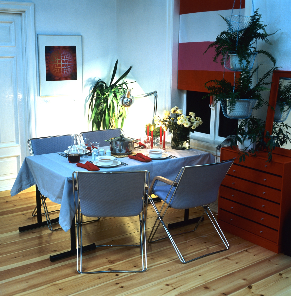 Bonytt's forslag til innredning av spiseavdeling i leilighet. Bordet brukes til daglig som arbeidsbord og snus da mot vinduet. Fotografert for Bonytt 1982.
