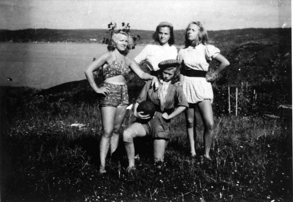 Jenter med ball på Oslo Godtemplarungdomslags feriehjem Kirkevik, Nesodden, 1945