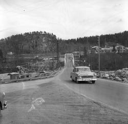 Bil og bro på Riksvei 50 ved Bommestadbrua i Vestfold. Fotog