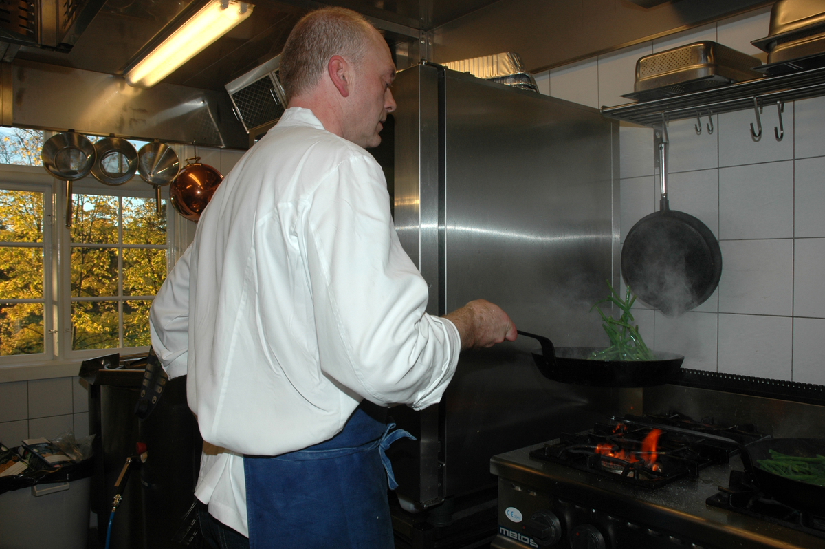 Serie bilder av tilberedning av mat til stort selskap i Restauranten (Gjestestuene). Kokkene lager mat og anretter.