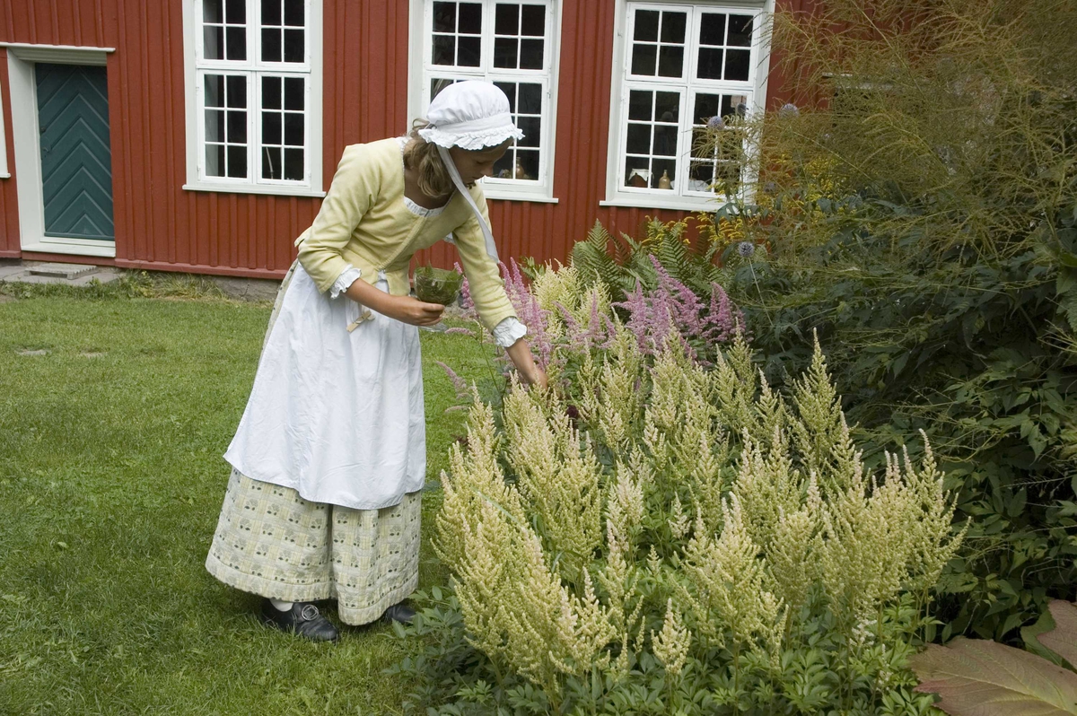 Levendegjøring på museum.
Ferieskolen uke 31. Jente som plukker blomster.
Norsk Folkemuseum, Bygdøy.