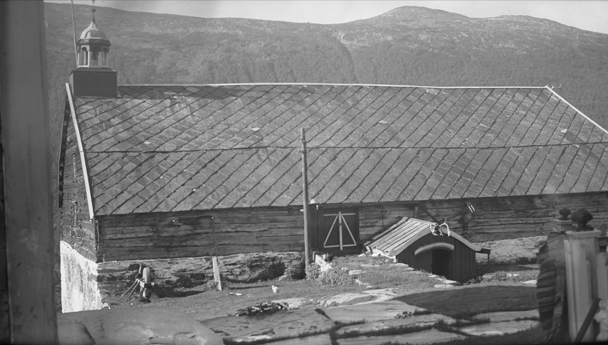 Driftsbygning med skifertak og klokketårn, Gravaune, Lønset, Oppdal, Sør-Trøndelag. Fotografert 1936. Fra album. 