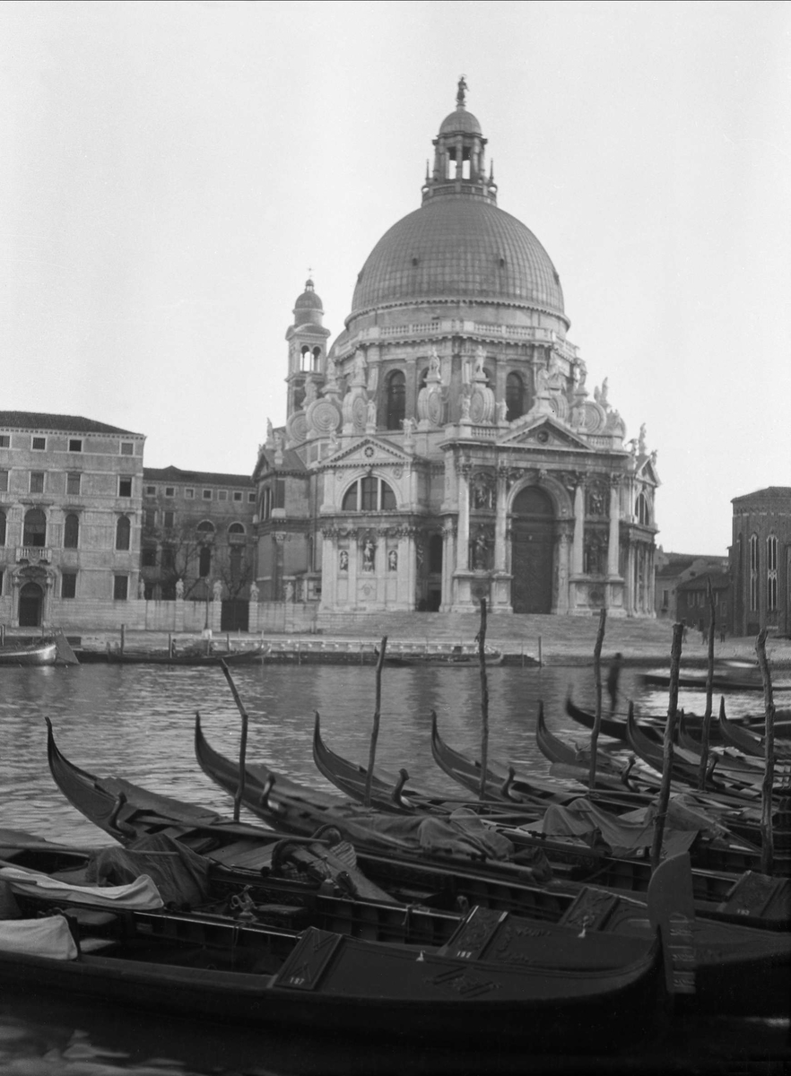 Gondoler på kanalen foran den romersk katolske kirken Santa Maria della Salute. Robsahm og Lund.