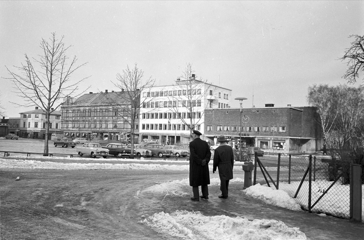 Serie. Fra Horten sentrum og Bastø-fergen, Horten, Vestfold. Fotografert febr. 1961. Skulptur av lekende bjørn.
